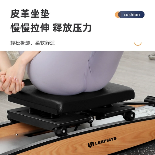 Лыжное спортивное оборудование в помещении для спортзала