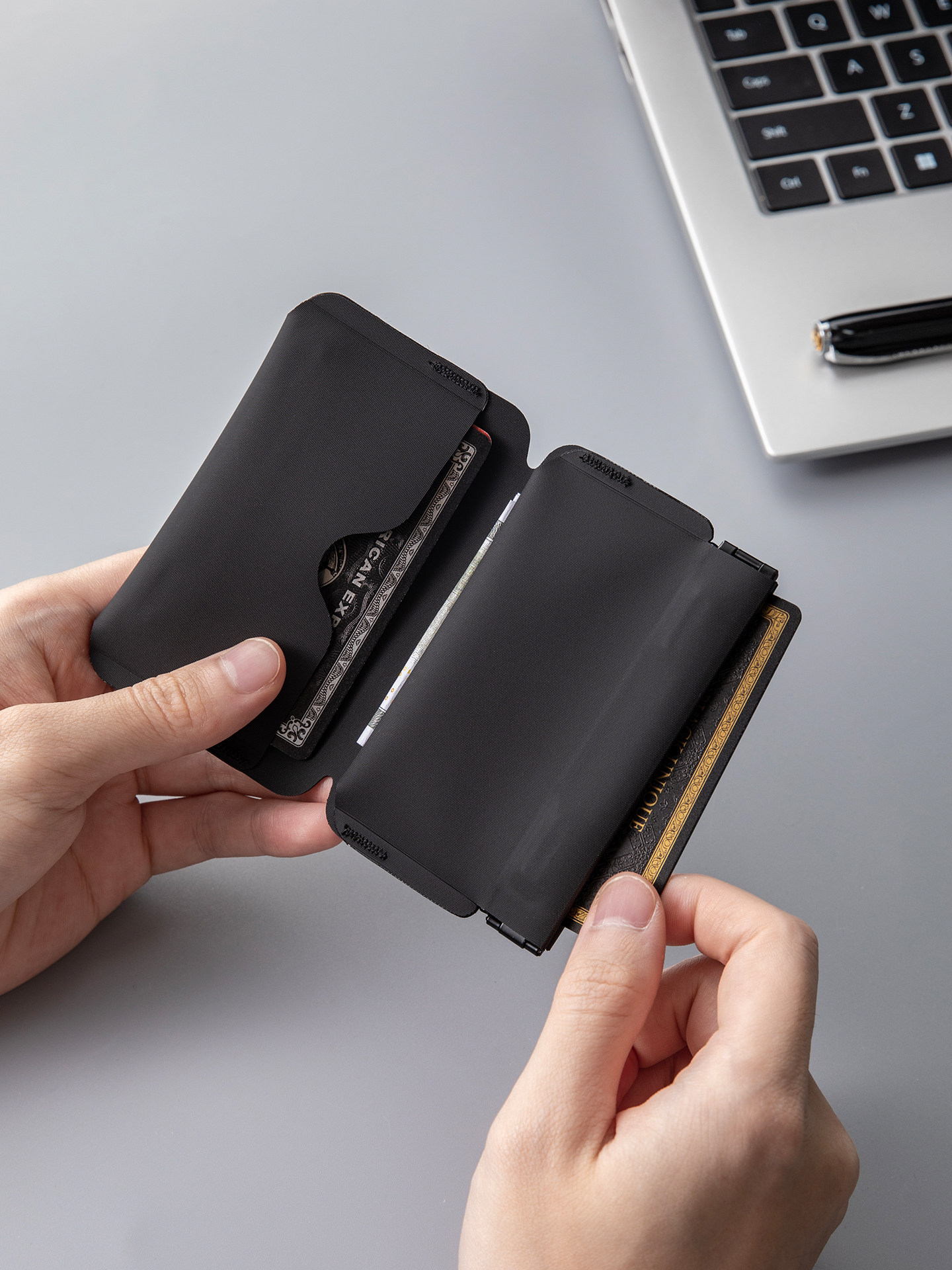 2026 New Mini Card Holder Folding Wallet Magnetic Coin Purse Business Card Holder Simple Business Bank Card Holder