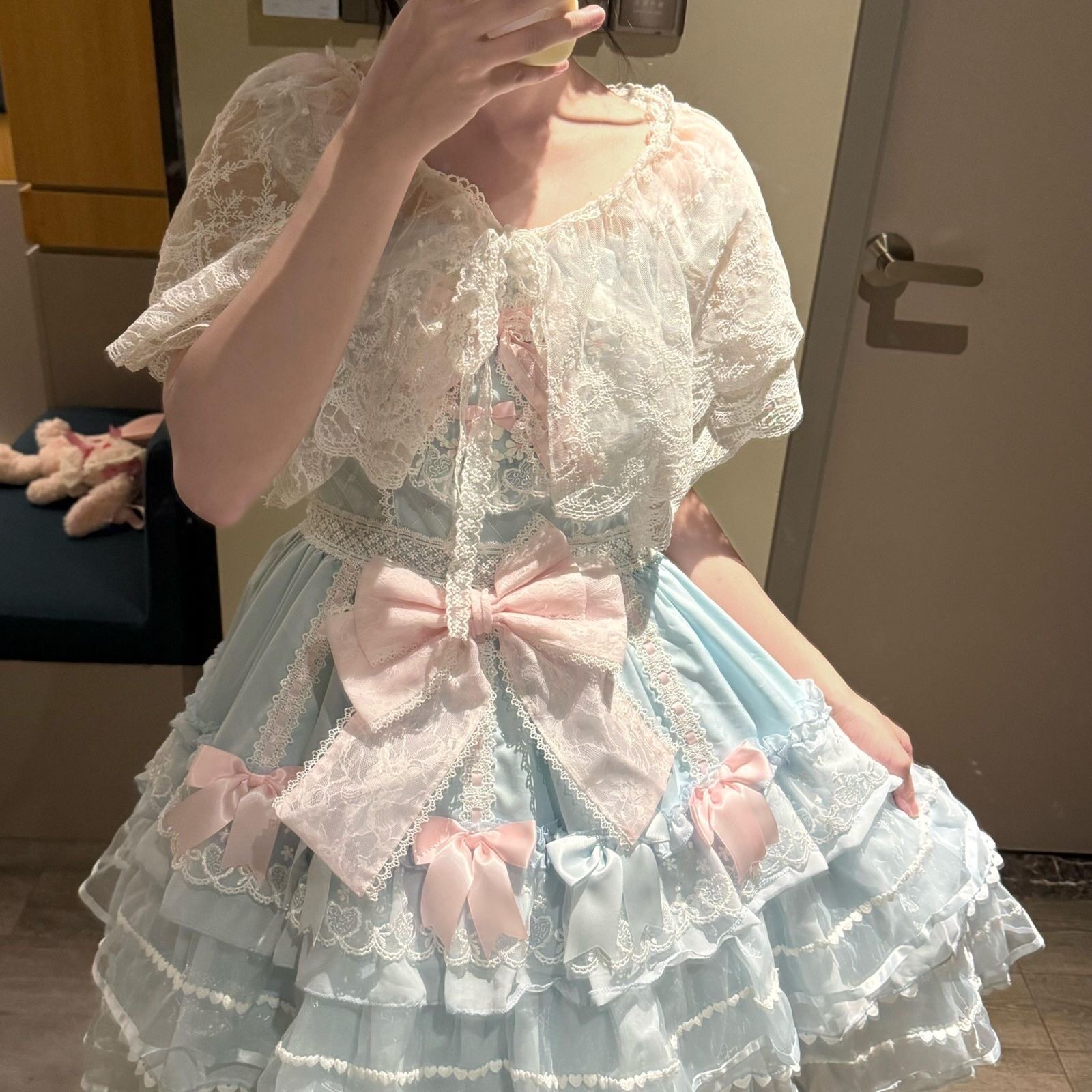 Lolita-style shawl, perfect for summer, conceals flaws, and can be worn as an outer cardigan. A must-have for Lolita fashion, this small shawl is also a photogenic piece. Lace cardigan for women.