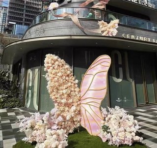 Presentación de escultura de instalación de arte interactivo de alas de mariposa gigantes de registro de celebridades de internet comercial moderno