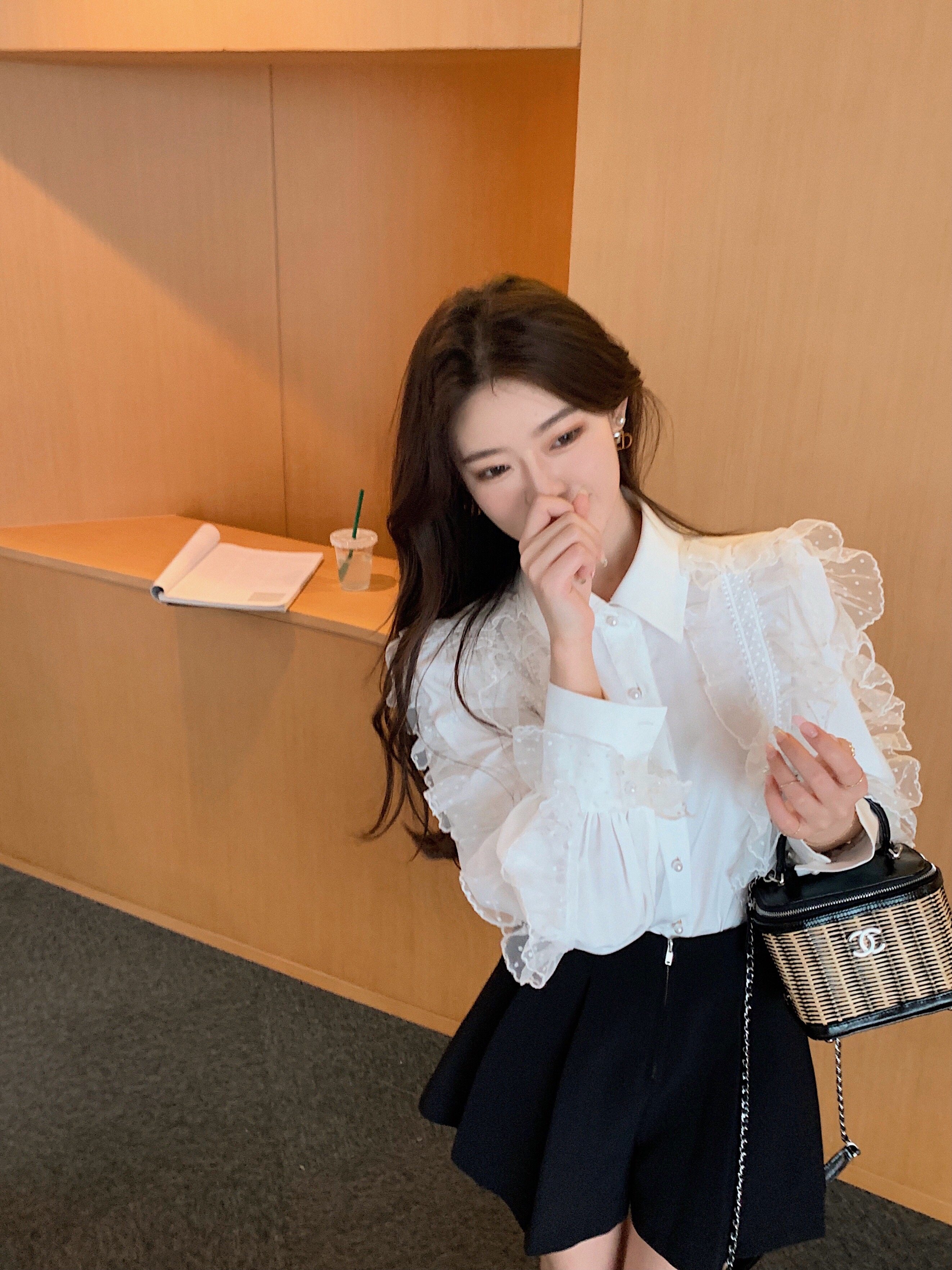 Lace Splicing White Shirt Woman 2022 The new French style Temperament Shirt Little Guy Early Spring Sweet don't make a blouse