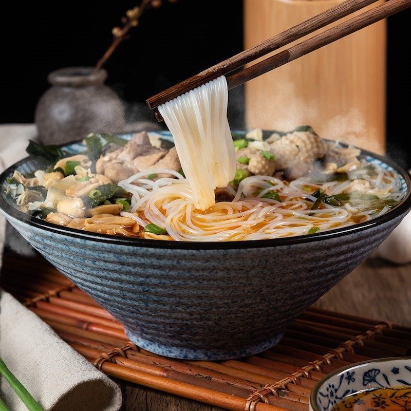 Pop-pop and honey-sugar's dad's exclusive ultra-connected fattening chicken broth rice noodles spicy and sour-spicy pink with a casual mix