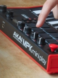 Akai Mpk Mini Play Mk3 Plus Proptable MIDI расположен 25 -й клавишной контроллер подушки