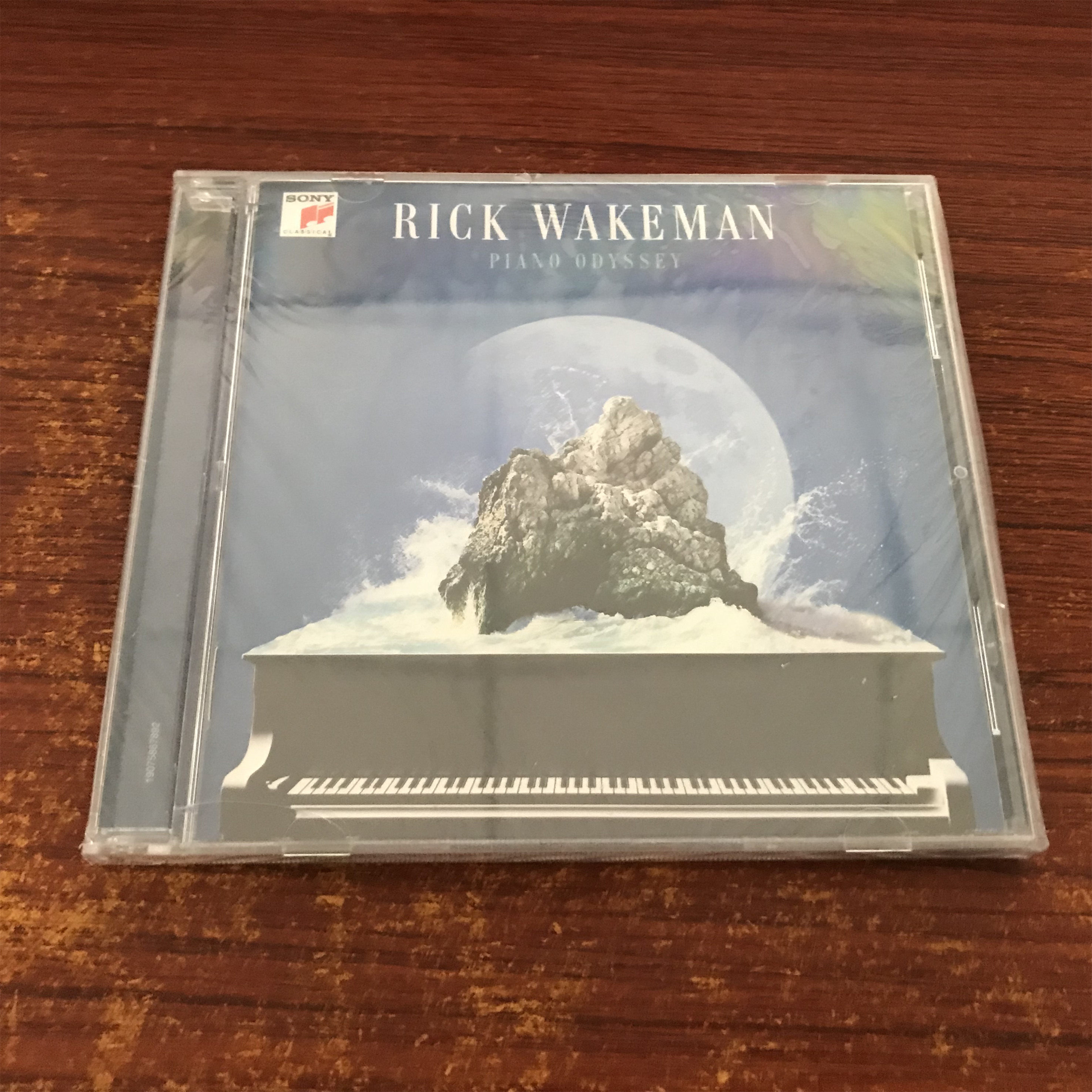 Фортепианная одиссея Рика Уэйкмана Rick Wakeman Piano Odyssey Нераспечатанная коробка для компакт-дисков треснула Изображение 1