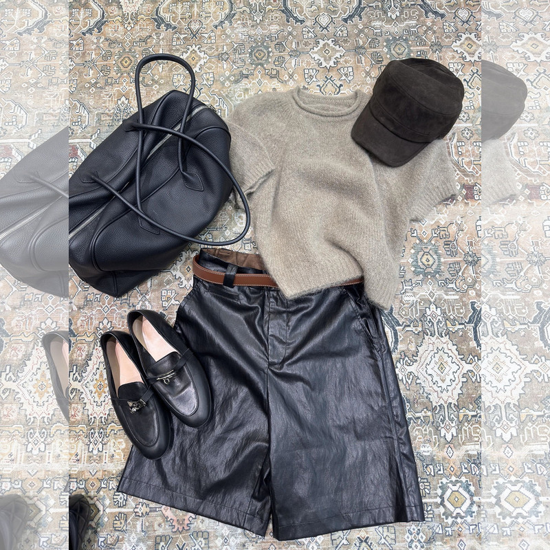 A Complete Outfit in a Mature and Sophisticated Style, Featuring a Preppy Aesthetic for Commuting and Casual Wear, Including an Oatmeal-Colored Knit Sweater and Leather Shorts Set for Women A Complete Outfit in a Mature and Sophisticated Style, Featuring a Preppy Aesthetic for Commuting and Casual Wear, Including an Oatmeal-Colored Knit Sweater and Leather Shorts Set for Women