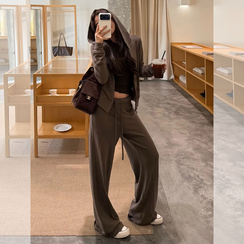 Korean Style Complete Outfit, Relaxed Sporty Casual Coffee-Colored Hooded Sweatshirt and Wide-Leg Pants Set for Women, Autumn Season Korean Style Complete Outfit, Relaxed Sporty Casual Coffee-Colored Hooded Sweatshirt and Wide-Leg Pants Set for Women, Autumn Season