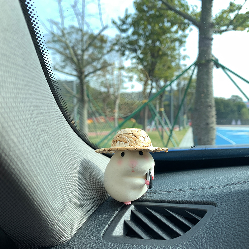 Control pendulum in car window side eating godown mouse second play cute paparazzi Hamtaro super cute car ornament