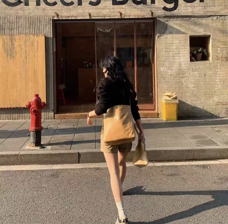 New Tote Bag 2025 Large Capacity Bucket Bag Retro High-End Crossbody Bag Gender-Neutral Commuter Bag Soft Leather Bag New Tote Bag 2025 Large Capacity Bucket Bag Retro High-End Crossbody Bag Gender-Neutral Commuter Bag Soft Leather Bag