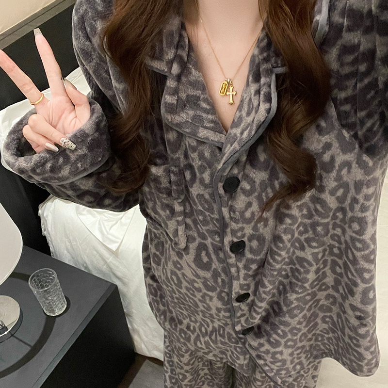 High-End, Stunningly Beautiful, Super Popular Leopard Print Coral Fleece Pajamas for Women, Autumn and Winter Thickened Flannel Couple's Loungewear for Winter