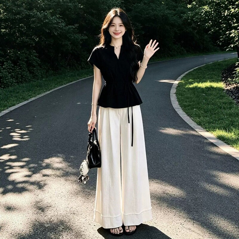 Designed Sports Casual Suit for Women, Summer V-Neck Short-Sleeved Korean Style Slimming Wide-Leg Pants, Fashionable and Stylish Two-Piece Set Designed Sports Casual Suit for Women, Summer V-Neck Short-Sleeved Korean Style Slimming Wide-Leg Pants, Fashionable and Stylish Two-Piece Set