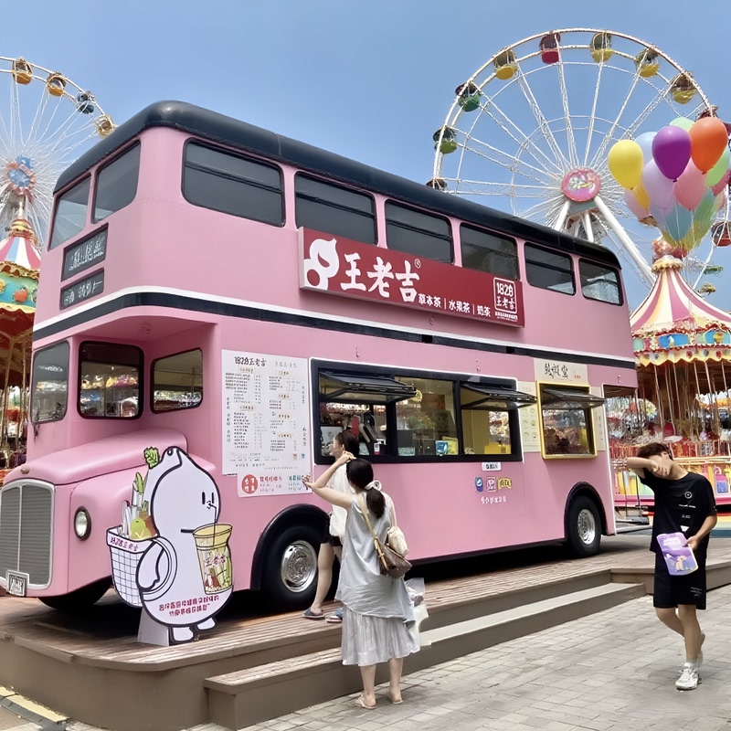 Retro Large Double-Decker Bus Mobile Food Truck, Multi-Functional Commercial Restaurant, Tourist Area Snack and Drink Food Vending Truck