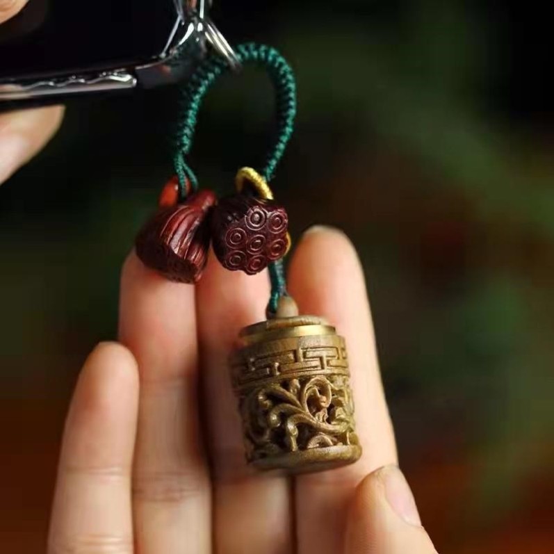 Green sandalwood hollow sachet hollow carving green sandalwood fragrance expansion bottle pendant pendant descending real sachet box key chain for men and women