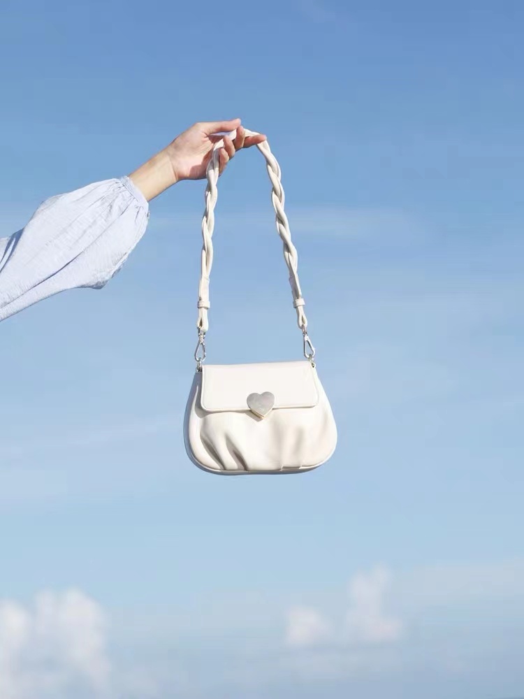 Exquisite small bag summer soft leather wild soft peach heart buckle pleated small round 2022 new trendy one-shoulder messenger woman