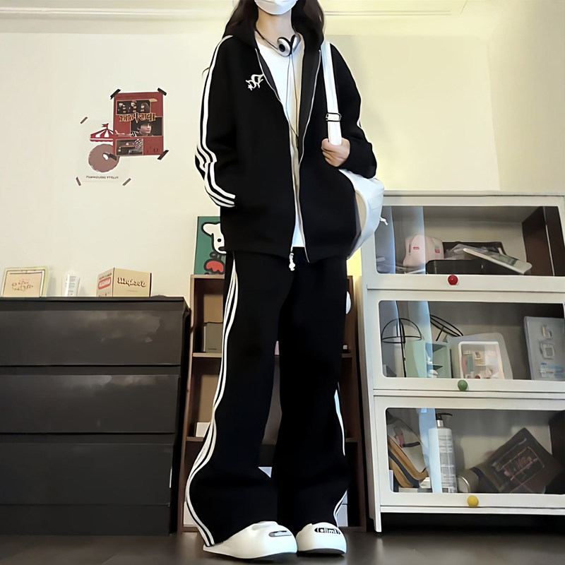 American-Style Three-Stripe Tracksuit Set for Women, Autumn and Winter Fashion, Versatile Hooded Cardigan Sweatshirt and Wide-Leg Pants Two-Piece Set American-Style Three-Stripe Tracksuit Set for Women, Autumn and Winter Fashion, Versatile Hooded Cardigan Sweatshirt and Wide-Leg Pants Two-Piece Set