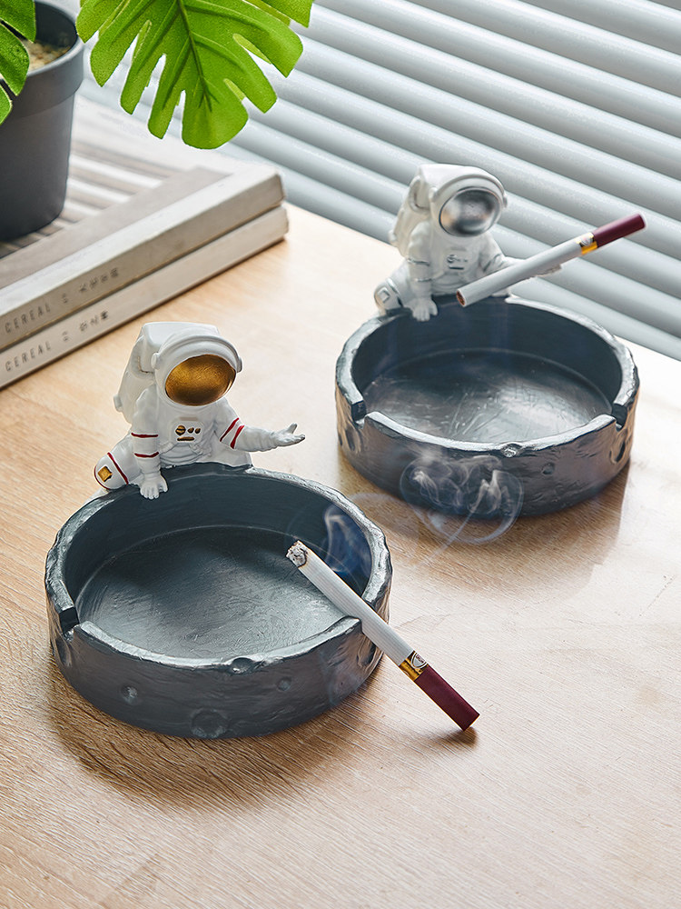 Astronaut Cigarette Ash Trays Creativity Personality Trends Smoke-Proof Astronauts Ins and Wind Large swings to send boyfriend gifts