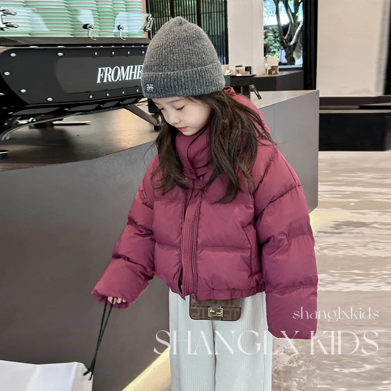 女の子向けの超かわいいダウンジャケット。2025年秋冬新作スタイル。軽量で丈が短く、厚手でスタイリッシュな、年長の女の子向けの冬服です。