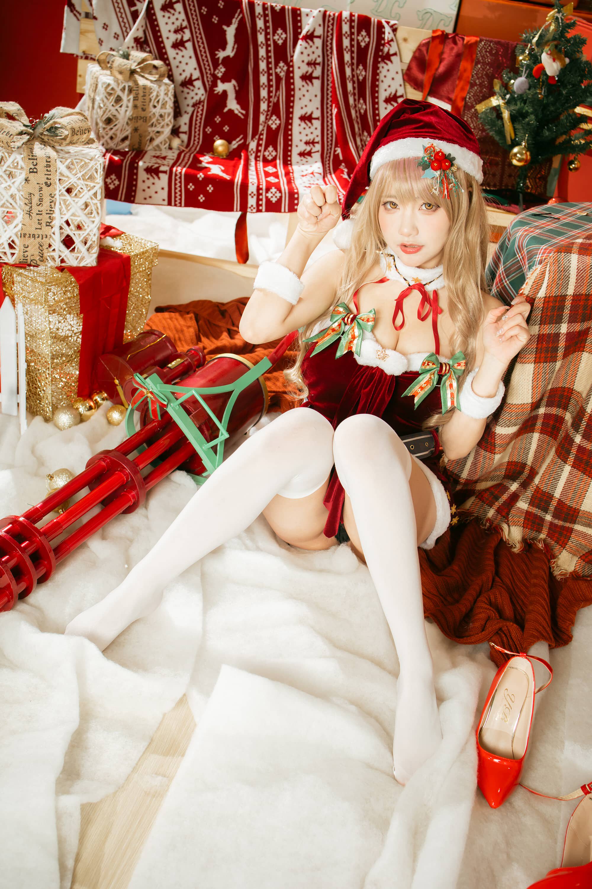 是一只熊仔吗 Nikke胜利女神 艾玛圣诞