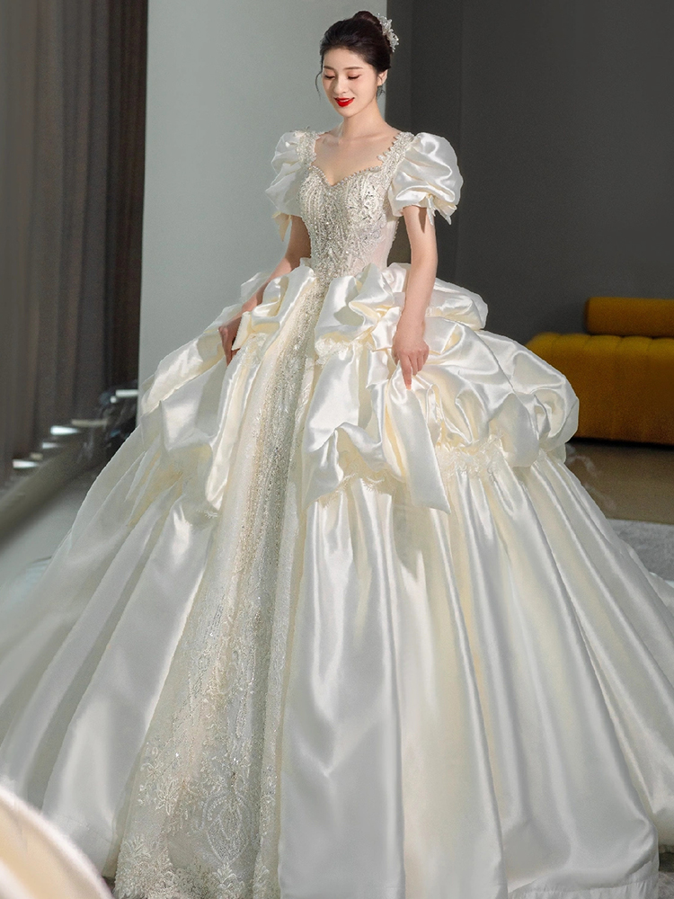 Saton wedding dress high -end trailer white Saton wedding dress high -end trailer white