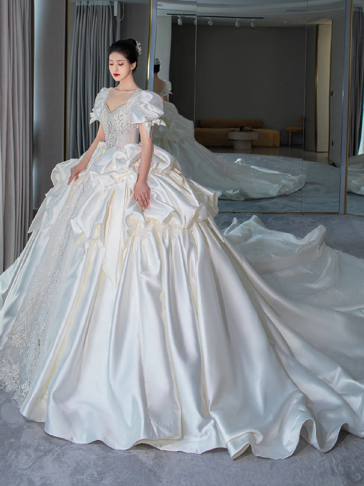 Saton wedding dress high -end trailer white Saton wedding dress high -end trailer white