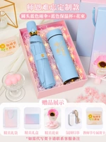 Синий стакан, зонтик, открытка, измерение температуры, букет