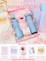 Синий стакан, зонтик, открытка, измерение температуры, букет