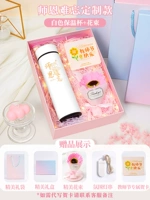 Белый стакан, открытка, измерение температуры, букет