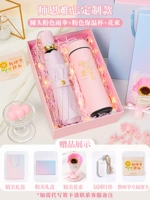 Розовый стакан, зонтик, открытка, измерение температуры, букет