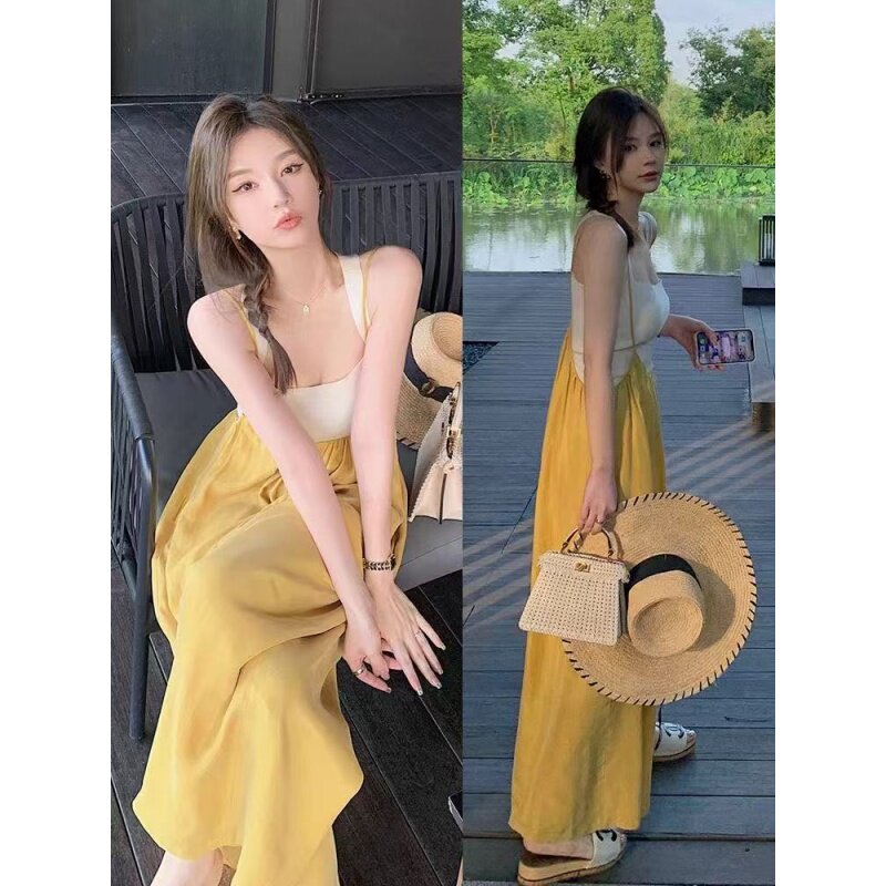 スリムフィットのキャミソール、ワイドレッグのオーバーオール、そしてトラウザーズがセットになった、カジュアルで若々しくリラックスした雰囲気の女性用ツーピースセット。