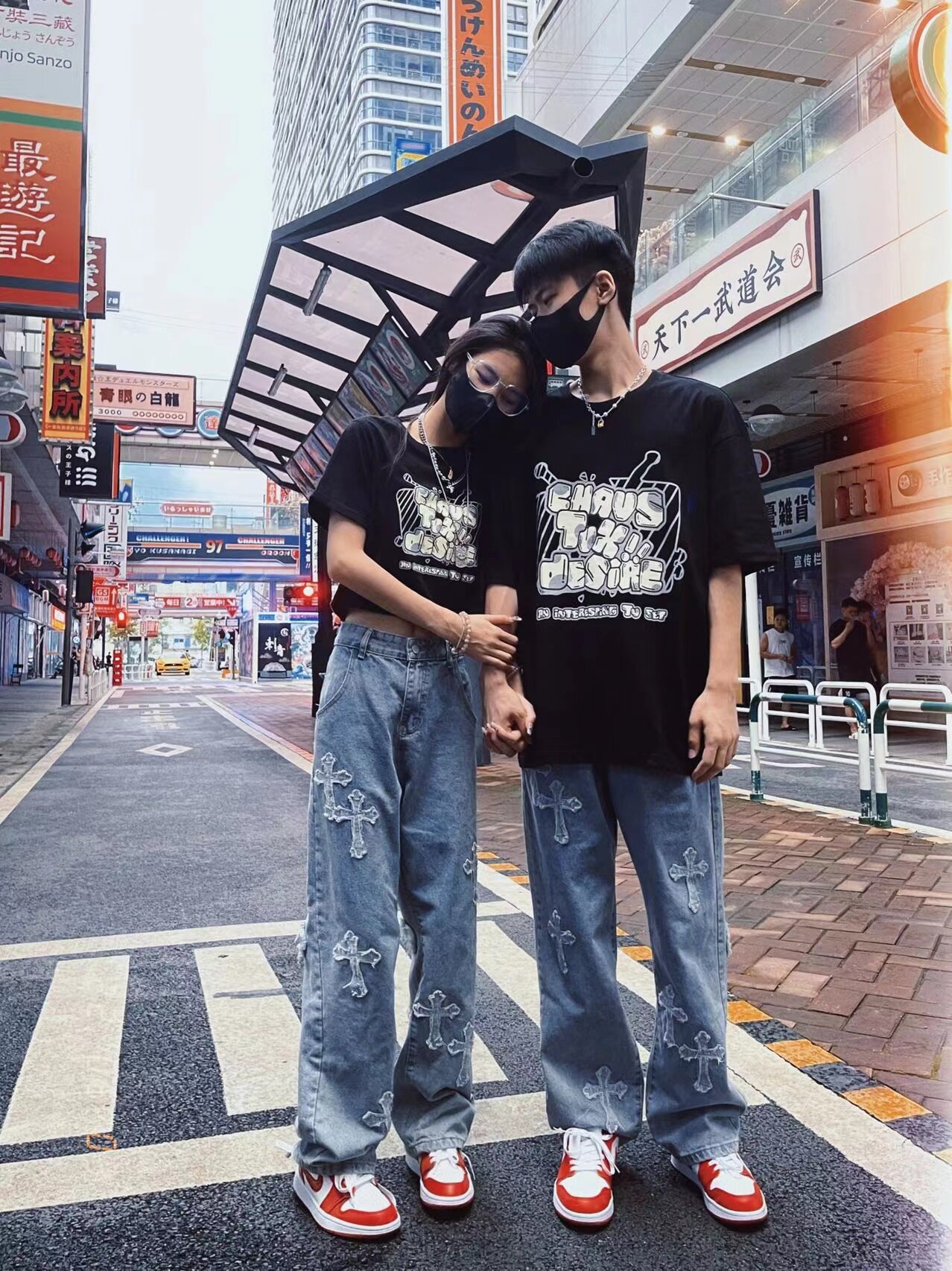 美式高街十字架贴布牛仔裤男街头嘻哈宽松直筒大码阔腿情侣长裤子详情1