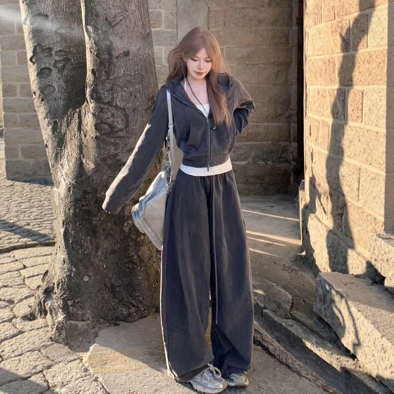 American-Style Streetwear Tracksuit for Women, Autumn and Winter, Loose, Fashionable, High-End Sweatshirt, Wide-Leg Pants, Casual Two-Piece Set American-Style Streetwear Tracksuit for Women, Autumn and Winter, Loose, Fashionable, High-End Sweatshirt, Wide-Leg Pants, Casual Two-Piece Set