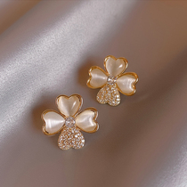 Outlets Clear Cabinet and withdraw the cabinet to pick up 18K Golden Cat eyestone four - leaf ear nails outlets female accessories