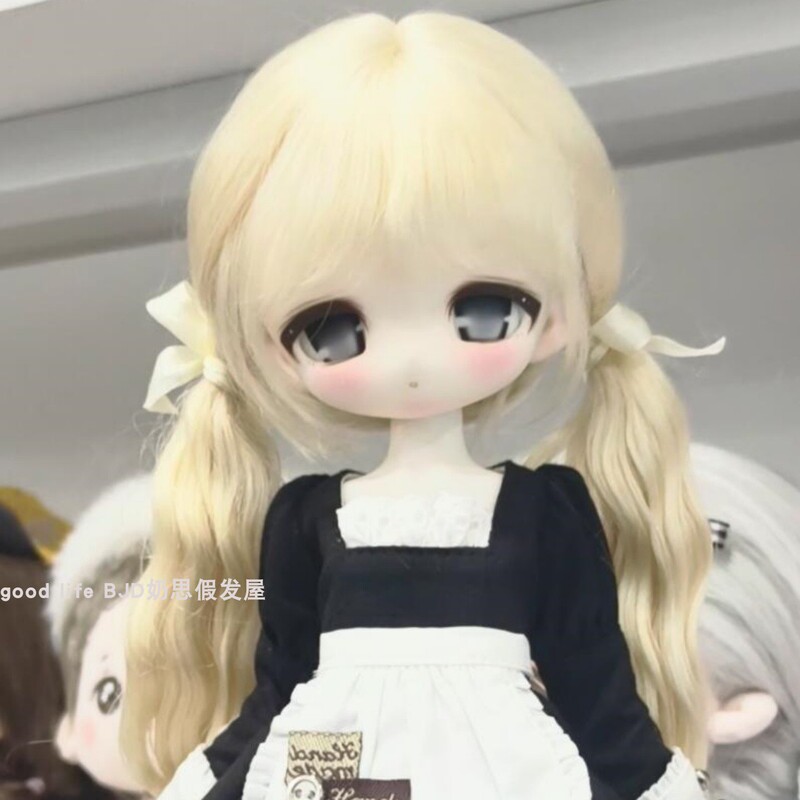 Light Golden Color, Full Bangs, Ocean Wave Curly Hair, Bjd Doll Sd, Styleable Fake Hair, Thickened and Dense Hair Volume, Full Coverage Style Light Golden Color, Full Bangs, Ocean Wave Curly Hair, Bjd Doll Sd, Styleable Fake Hair, Thickened and Dense Hair Volume, Full Coverage Style