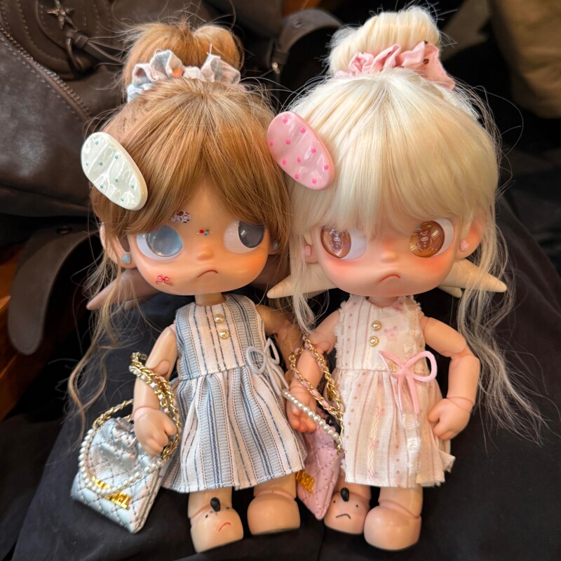 Zsiga Sister's Wig with Curly Hair and Straight Bangs, Gingerbread Man Style, Soft and Silky, with a Large Amount of Hair, Can Be Trimmed and Styled Zsiga Sister's Wig with Curly Hair and Straight Bangs, Gingerbread Man Style, Soft and Silky, with a Large Amount of Hair, Can Be Trimmed and Styled