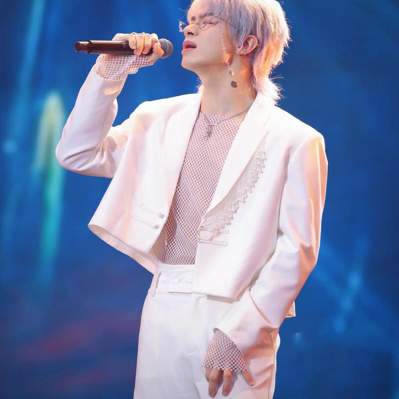 Star-Inspired Shoulder-Padded White Short Blazer for Men with Pearl Tassel Design and High-End Buckle Short Suit Jacket