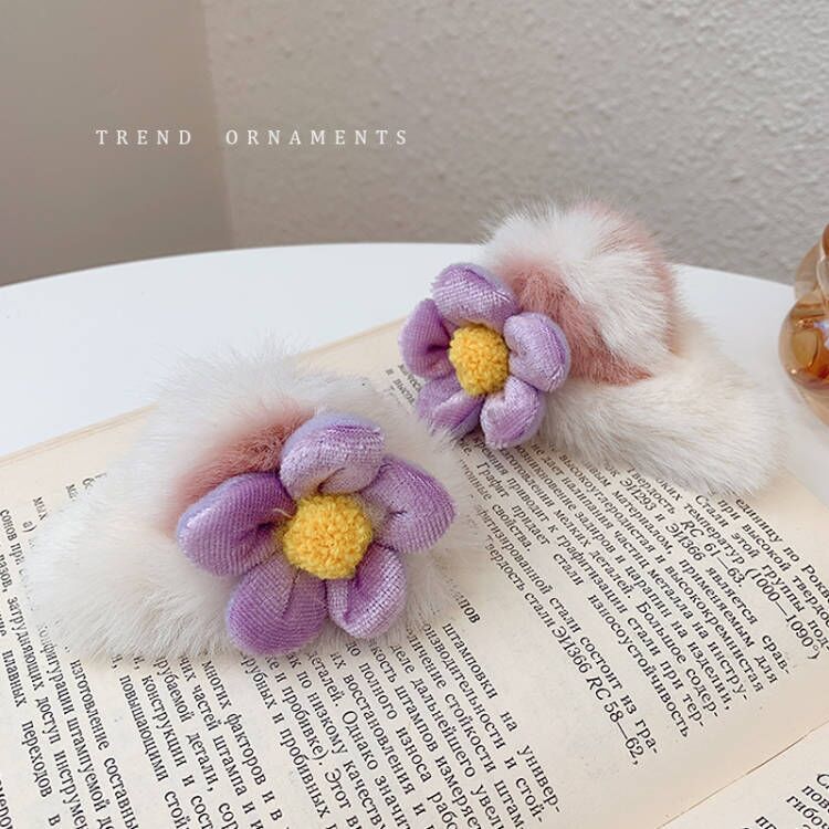 images 1:Lina Belle's hair clip is furry on the side of the woman's side