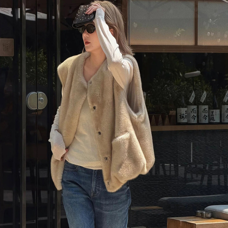 Soft and Smooth Short Round-Neck Plush Sleeveless Faux Mink Vest for Women, Early Autumn Commuting Vest Jacket