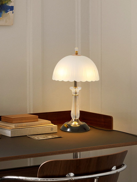 High-end small table lamp bedroom bedside lamp girl warm and romantic home master bedroom retro wedding high-value night light