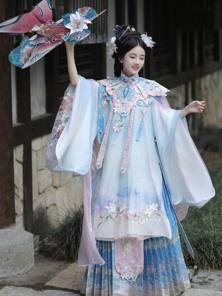 涂七七【锦鲤少女】明制重工刺绣长衫织金马面云肩