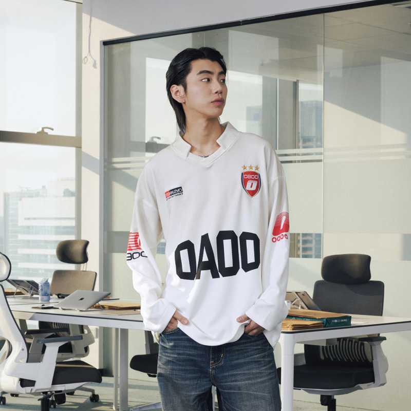 【Zhang Guiyuan's Style】Oaoo Dirty-Dye Football Long-Sleeve T-Shirt, Loose Fit, Printed Embroidery, Base Layer, Commuting Casual 【Zhang Guiyuan's Style】Oaoo Dirty-Dye Football Long-Sleeve T-Shirt, Loose Fit, Printed Embroidery, Base Layer, Commuting Casual