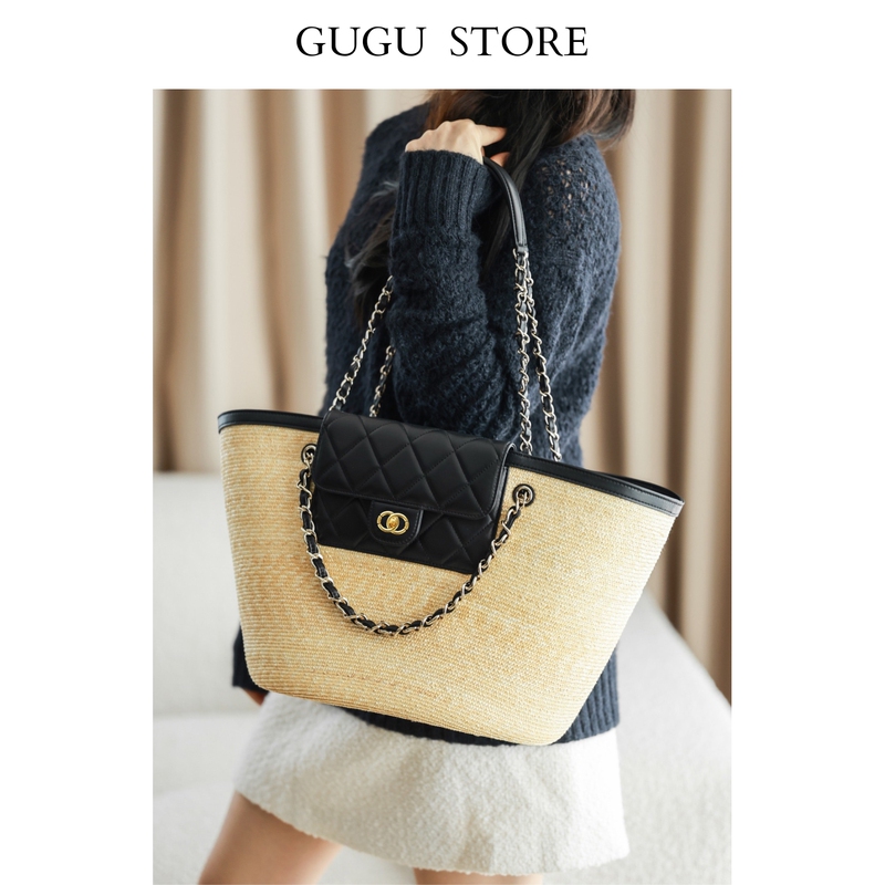 Chanel-Style 26C Straw Bag with a Light Luxury and High-End Feel, Made of Raffia, Suitable for Summer Beach Use, Basket-Style Bag