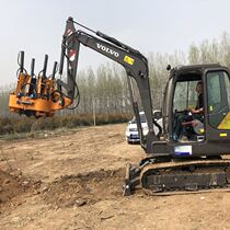 With earthen ball digging tree machine excavator digging tree head evergreen 4-petal digging tree moving tree to dig the ball two no mistake to do it