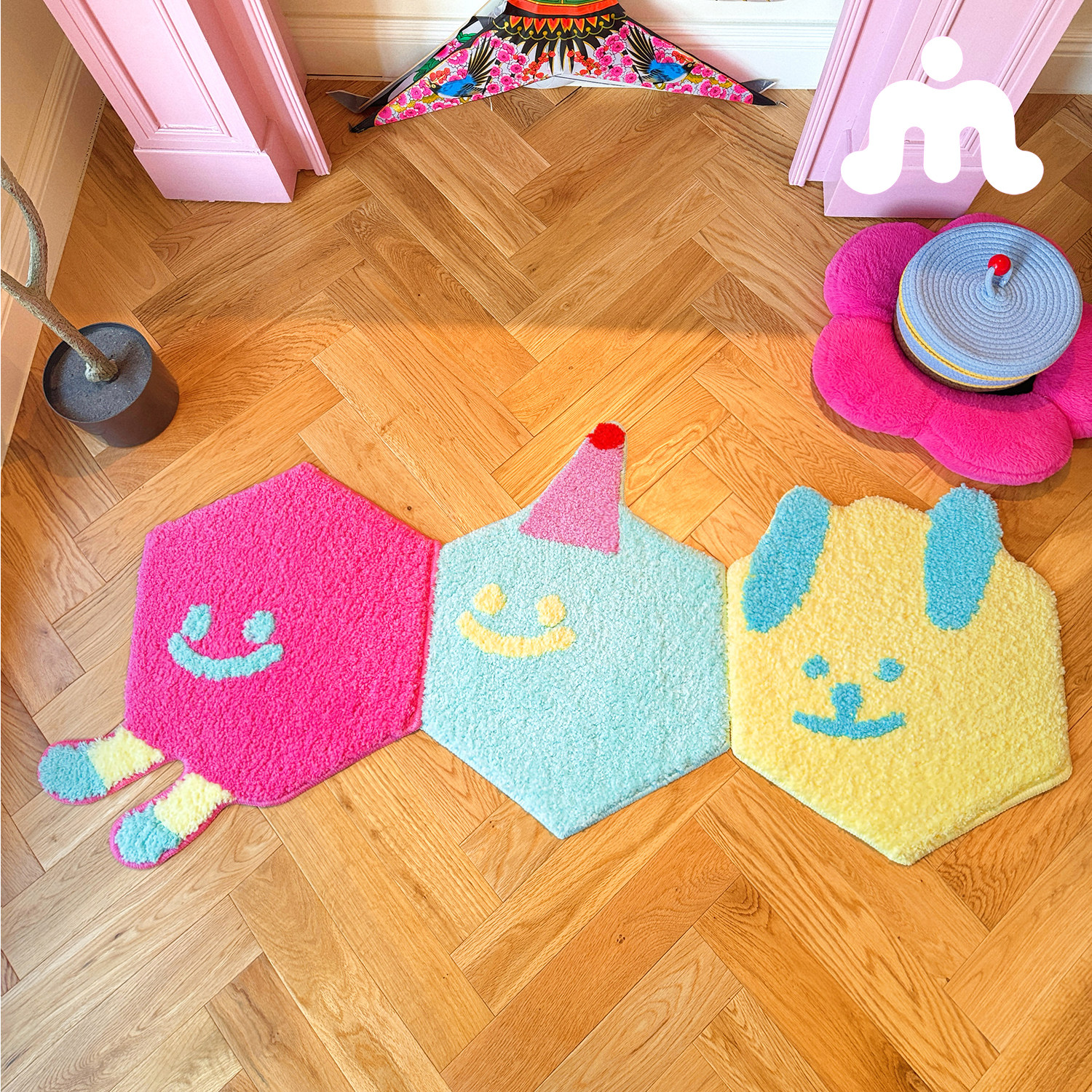 Say goodbye to the worry of conflicting styles. Hexagonal carpets can be put together at will. Original for bedroom and living room <Double Insect Personality>