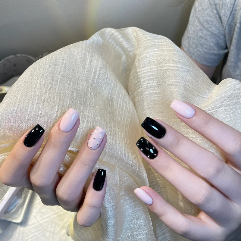 Minimalist Skin-Brightening Pink Short Black and Pink Finished Nail Stickers for a Daily High-End Versatile Manicure