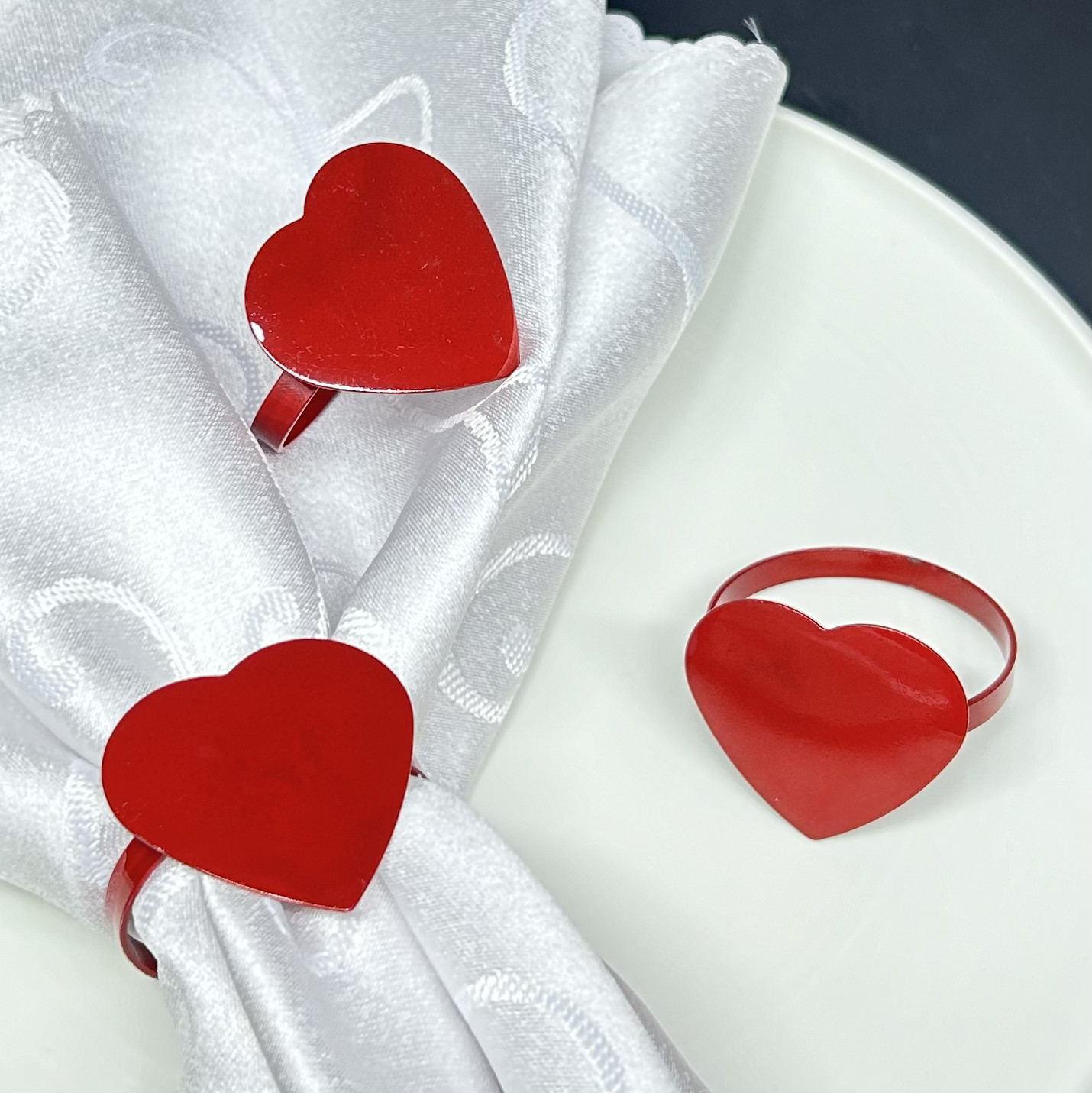 赤いハート型のホテル用バレンタインデーナプキンリング、ナプキンバンド、オープンメタルナプキンリング、テーブルデコレーション。