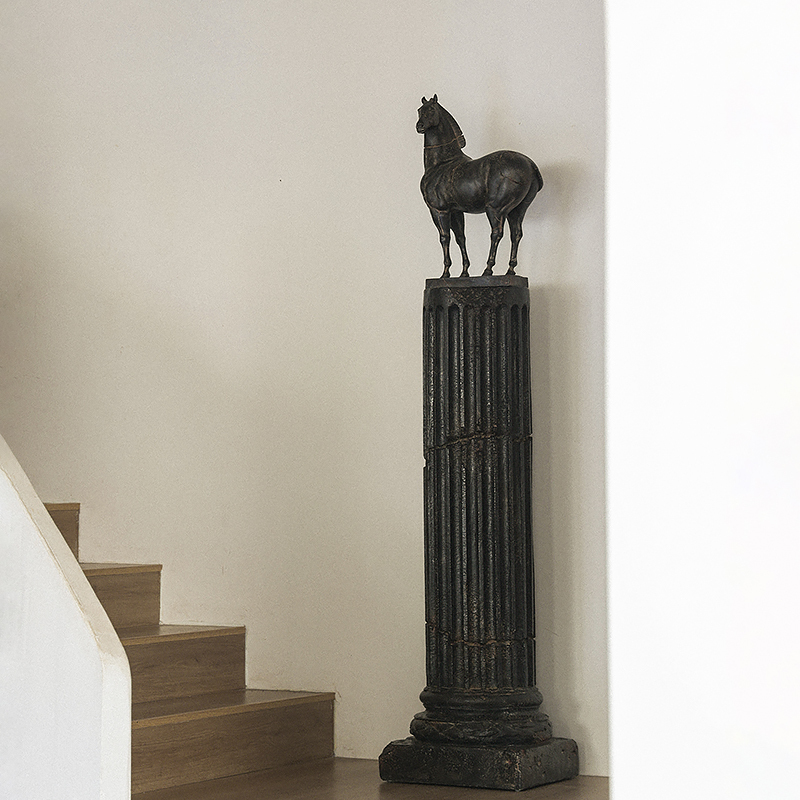 Viji Horse Sculpture Stand Ornament for Hotel Entrance, French Vintage Roman Column, High-End Clothing Store Floor Stand Viji Horse Sculpture Stand Ornament for Hotel Entrance, French Vintage Roman Column, High-End Clothing Store Floor Stand