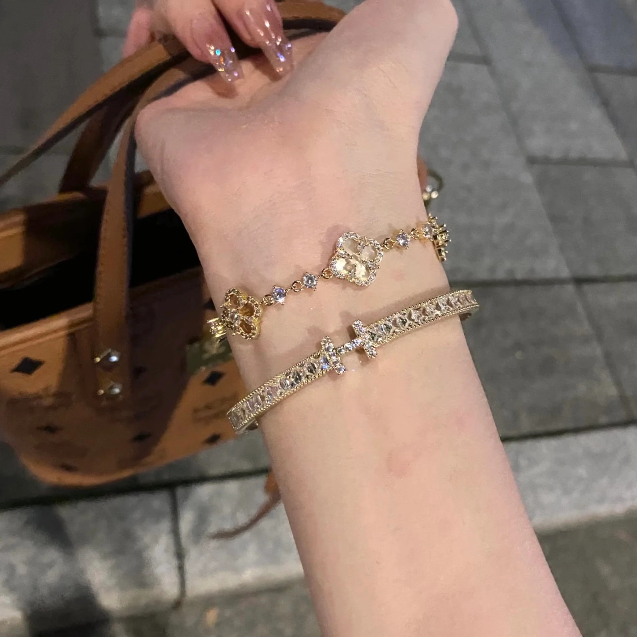 维多利亚VH Jessie爆闪满钻H手镯开口精致叠戴四叶草手錬女高级