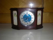 The Cultural Revolution solid wood case is hand-painted with butterflies and flowers on both sides. The color plate pointer is a fighter Golden Rooster alarm clock.