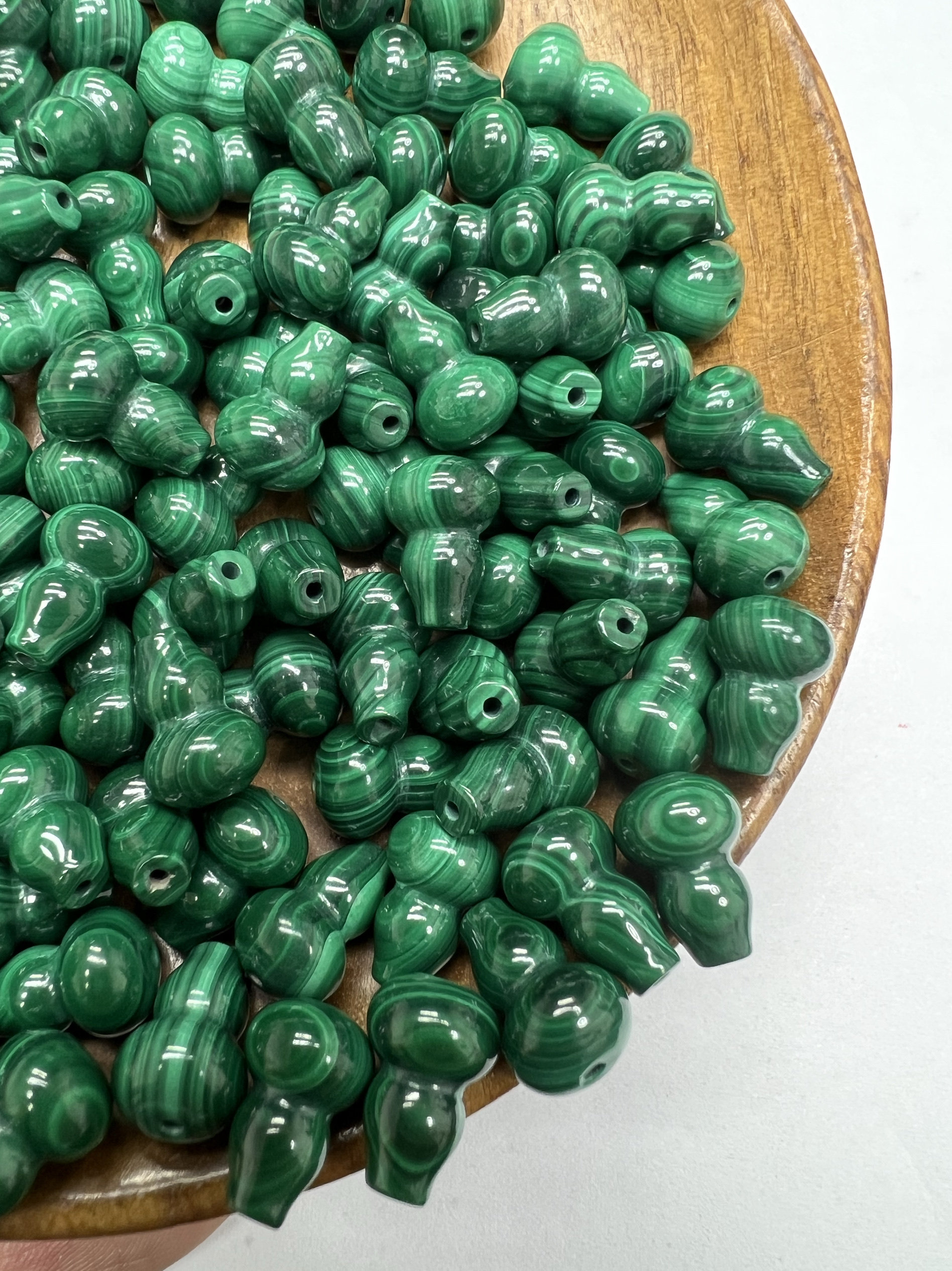 天然の孔雀石のひょうたん1個、約8×12cm。