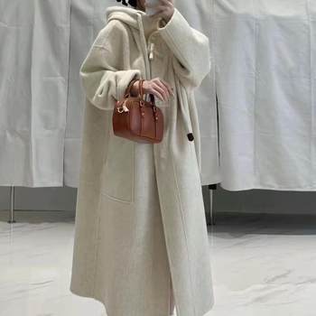 Hooded horn button coat