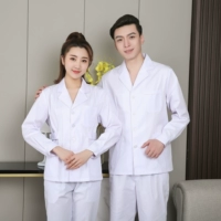 Женский белый костюм с воротником и длинными рукавами-пальто.